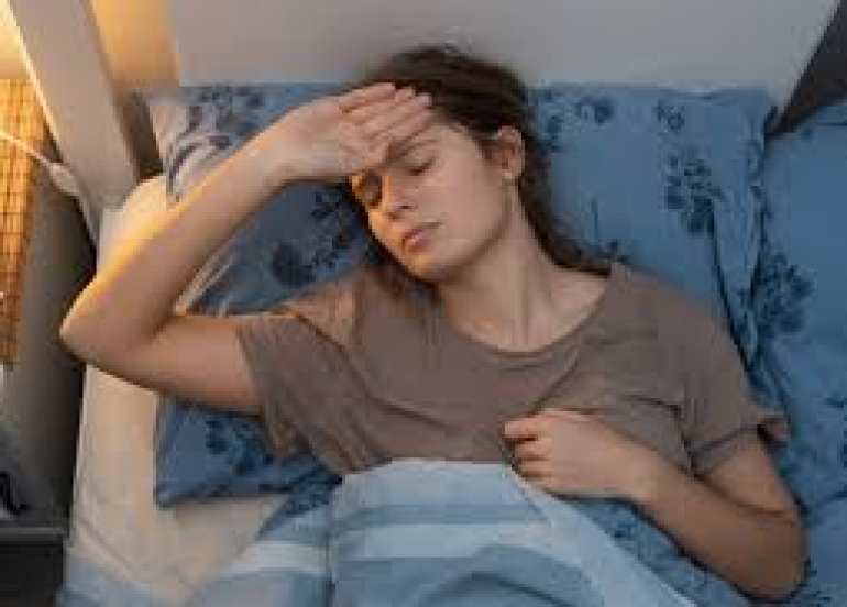 لماذا تتعرّق ليلاً؟ 11 سبباً صحياً شائعاً