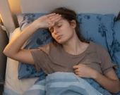 لماذا تتعرّق ليلاً؟ 11 سبباً صحياً شائعاً