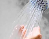 موضة «الاستحمام في الظلام»... هل تُساعد فعلاً على نوم أفضل؟