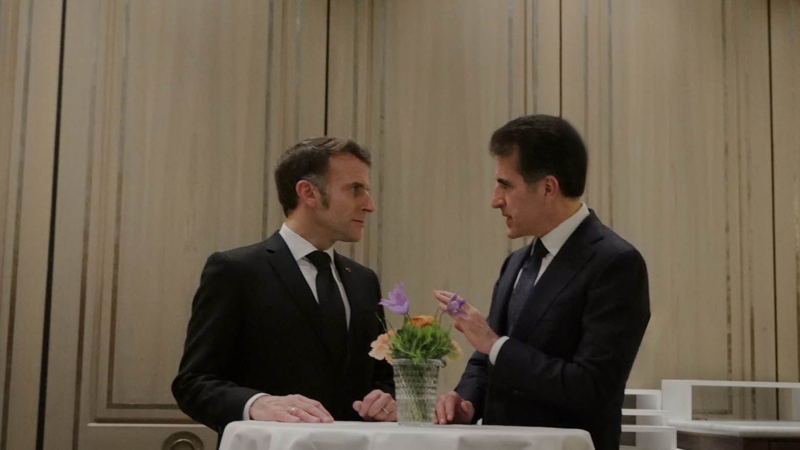 Nêçîrvan Barzanî û Macron tekezî li ser parastina mafên Kurdan di destûra Sûriyeyê de kirin