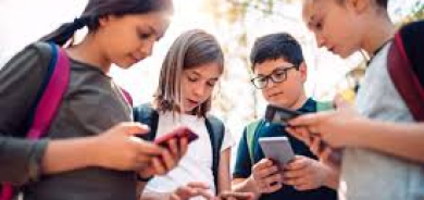 دراسة: القيود على استخدام الهواتف لم تحسّن الصحة النفسية لتلاميذ المدارس