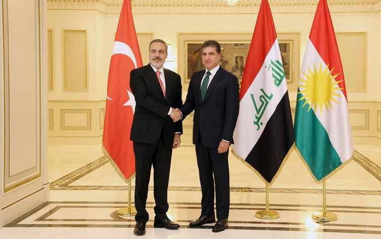 نيجيرفان بارزاني وهاكان فيدان يبحثان هاتفياً آخر التطورات في المنطقة