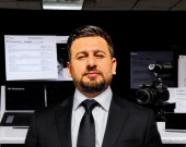 Hana Çomanî, ji aliyên YNK û Helwêst, Yekgirtû, Nifşê Nû û Komel re: Bo çi bi nêzîkî 30 kursiyan ve diçin gel aliyekî dijberê kurd û Kurdistan ku tenê 3 kursiyên wê hene?