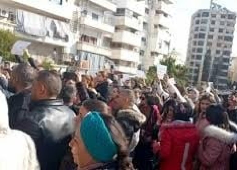 مانگرتنی کارمەندانی پزیشکی سوریا بۆ ناڕەزایەتی دەربڕین بە کەمکردنەوەی مووچە