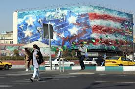 رئيس الوزراء البولندي يطالب مواطنيه بمغادرة إيران فوراً