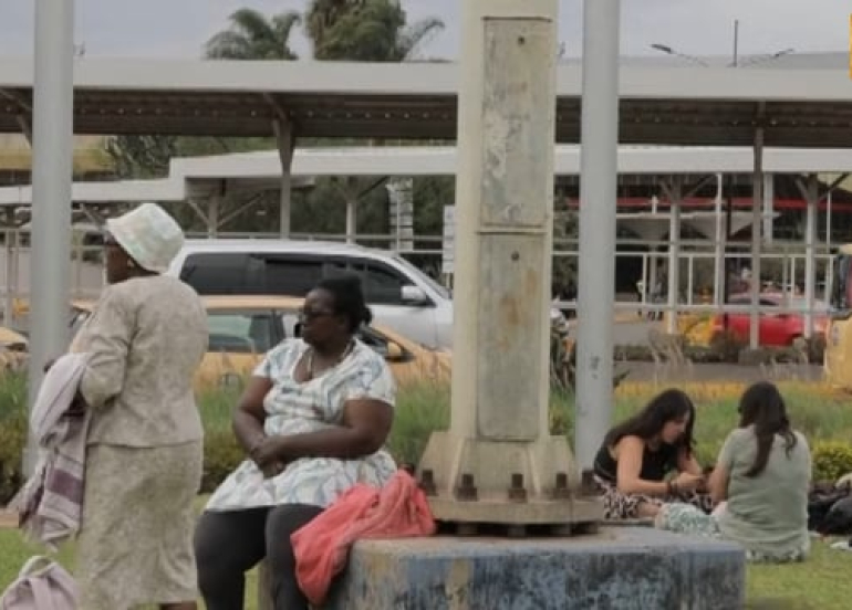 کارمەندانی فڕۆکەخانەی کینیا مانیان گرت