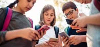 كيف تؤثر شاشات الهواتف على التحصيل الدراسي للطلاب؟