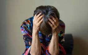 لماذا يستمر الألم لفترة أطول لدى النساء مقارنةً بالرجال؟