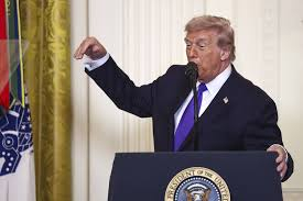 ترمب يلوّح بضربات أشد... والاستهداف يتوسع في إيران