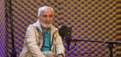 على كتفيهِ خارطةُ الحنين... الى بدل رفو