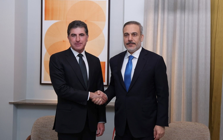 هاكان فيدان ونيجيرفان بارزاني يبحثان هاتفياً مستجدات الأوضاع في المنطقة