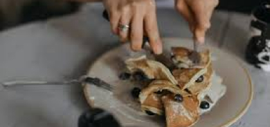 لماذا يُنصح بالتوقف عن تناول الطعام قبل النوم بـ3 ساعات؟