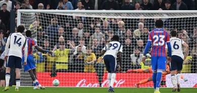 بالاس يقرب توتنهام خطوة أخرى من الهبوط بثلاثية قاسية