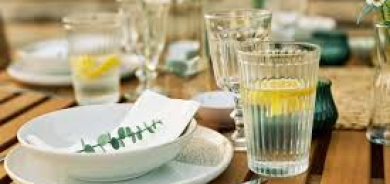 متى يُنصح بتجنب شرب الماء مع الوجبات؟