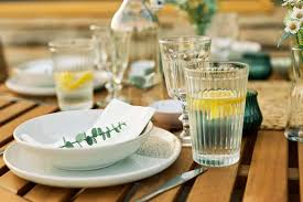 متى يُنصح بتجنب شرب الماء مع الوجبات؟