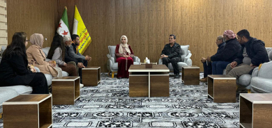 Mezlûm Ebdî bi malbatên dîl û girtiyan re civiya: 1070 dîl di girtîgehên Sûriyeyê de ne