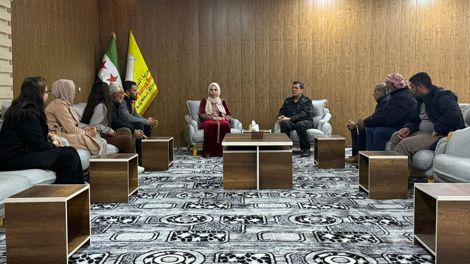 Mezlûm Ebdî bi malbatên dîl û girtiyan re civiya: 1070 dîl di girtîgehên Sûriyeyê de ne