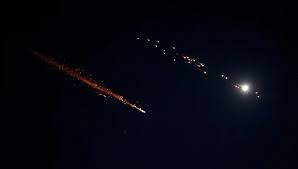 إيران تطلق أول رشقة صاروخية باتجاه إسرائيل بعد انتخاب مرشدها الجديد