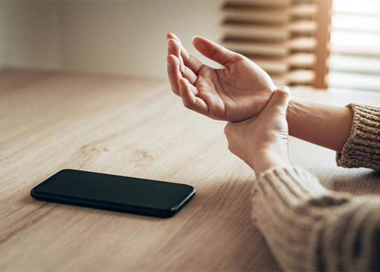 تێكستكردن بە  مۆبایل و هەوكردنی جومگەی پەنجەكان