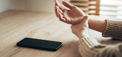 تێكستكردن بە  مۆبایل و هەوكردنی جومگەی پەنجەكان