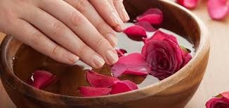 لماذا قد يكون ماء الورد خياراً جيداً للعناية بالبشرة؟