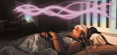 كيف يمكن لـ«ألوان» الضوضاء أن تساعدك على النوم... أو تضرّك؟