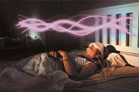 كيف يمكن لـ«ألوان» الضوضاء أن تساعدك على النوم... أو تضرّك؟