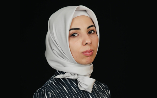 Dr. Marsîn Elşemerî, pispora bernameya şaristanî û civakên Îslamî li Zanîngeha Boston ji bo Gulan: Tevlêbûna kûr a Heşda Şeibî di her du qadên siyaset û aboriyê de, desthilata dewletê kêm dike û avakirina saziyên berpirsiyar peyda nake.