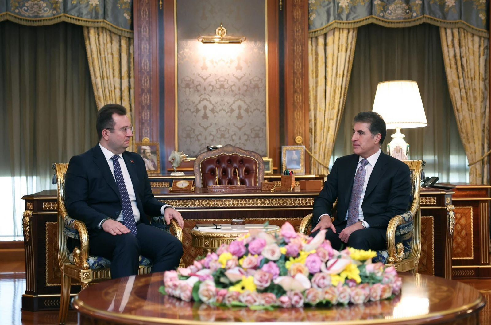 نێچیرڤان بارزانی، سەرۆکی هەرێمی کوردستان و ئەرمان تۆپچو، کۆنسووڵی گشتیی تورکیا لە هەولێر کۆبوونەوە.