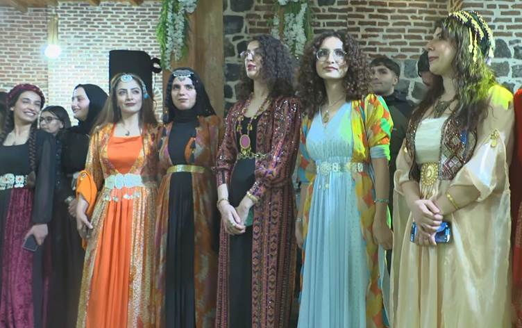 AMED - Newroz bi defîleya cilên neteweyî hat pîrozkirin