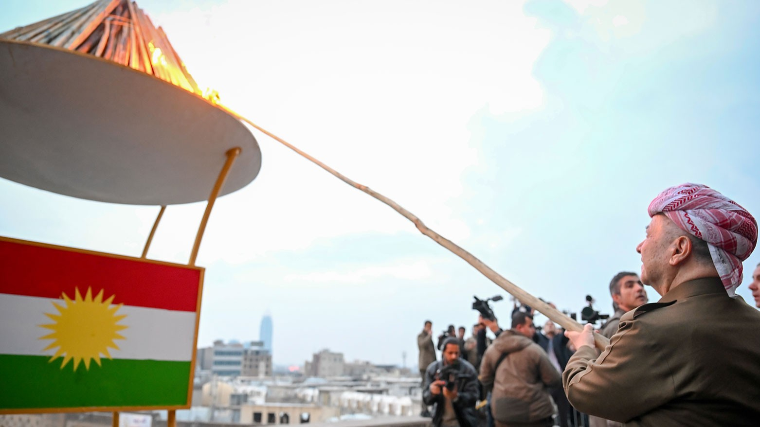 نار نوروز تضيء سماء العاصمة.. الزعيم الكوردي مسعود بارزاني يوقد جذوة العام الجديد على قلعة أربيل