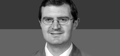 Kristian Coates Ulrichsen, lêkolînerê bilind ê karûbarên Rojhilata Navîn li Peymangeha Baker ji bo Gulan: Parastina hevsengiya di navbera cemserên navneteweyî de, stûna siyaseta derve ya welatên Kendavê ye ji bo parastina bijardeyên wan ên stratejîk.