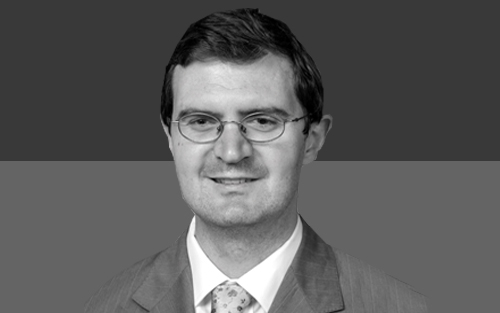 Kristian Coates Ulrichsen, lêkolînerê bilind ê karûbarên Rojhilata Navîn li Peymangeha Baker ji bo Gulan: Parastina hevsengiya di navbera cemserên navneteweyî de, stûna siyaseta derve ya welatên Kendavê ye ji bo parastina bijardeyên wan ên stratejîk.