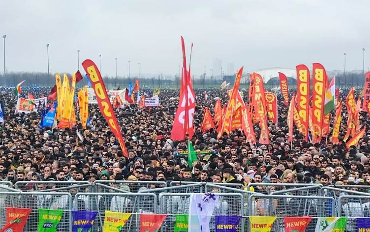 Stenbol bi agirê Newroz û dengê Koma Amedê hejiya