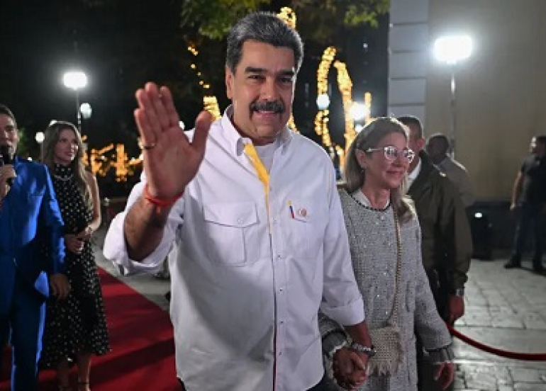 تقرير يكشف تفاصيل حياة مادورو وزوجته داخل السجن