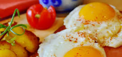 الشوفان مقابل البيض... أيهما أفضل للإفطار من حيث الألياف والبروتين؟