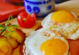 الشوفان مقابل البيض... أيهما أفضل للإفطار من حيث الألياف والبروتين؟