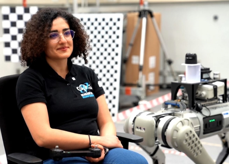 Zanaya Kurd Rojîn Muftîzade li Almanyayê robotan baqil dike