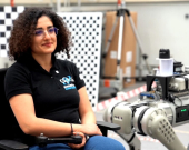 Zanaya Kurd Rojîn Muftîzade li Almanyayê robotan baqil dike