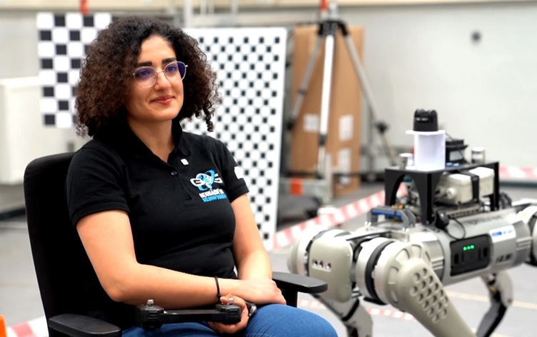 Zanaya Kurd Rojîn Muftîzade li Almanyayê robotan baqil dike