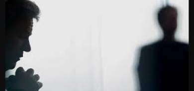 «ضباب الدماغ» يبدأ من يومك... عادات صغيرة تُشوِّش ذهنك