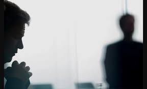 «ضباب الدماغ» يبدأ من يومك... عادات صغيرة تُشوِّش ذهنك