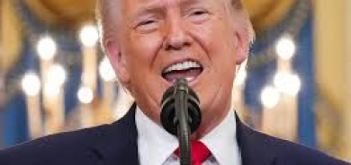 ترمب: سنواصل ضرباتنا وسنعيد إيران إلى العصر الحجري