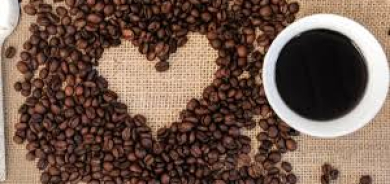 قهوتك الصباحية أم جرعات متفرقة طوال اليوم... أيهما أفضل لصحتك؟