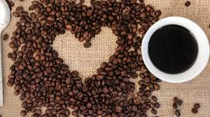 قهوتك الصباحية أم جرعات متفرقة طوال اليوم... أيهما أفضل لصحتك؟