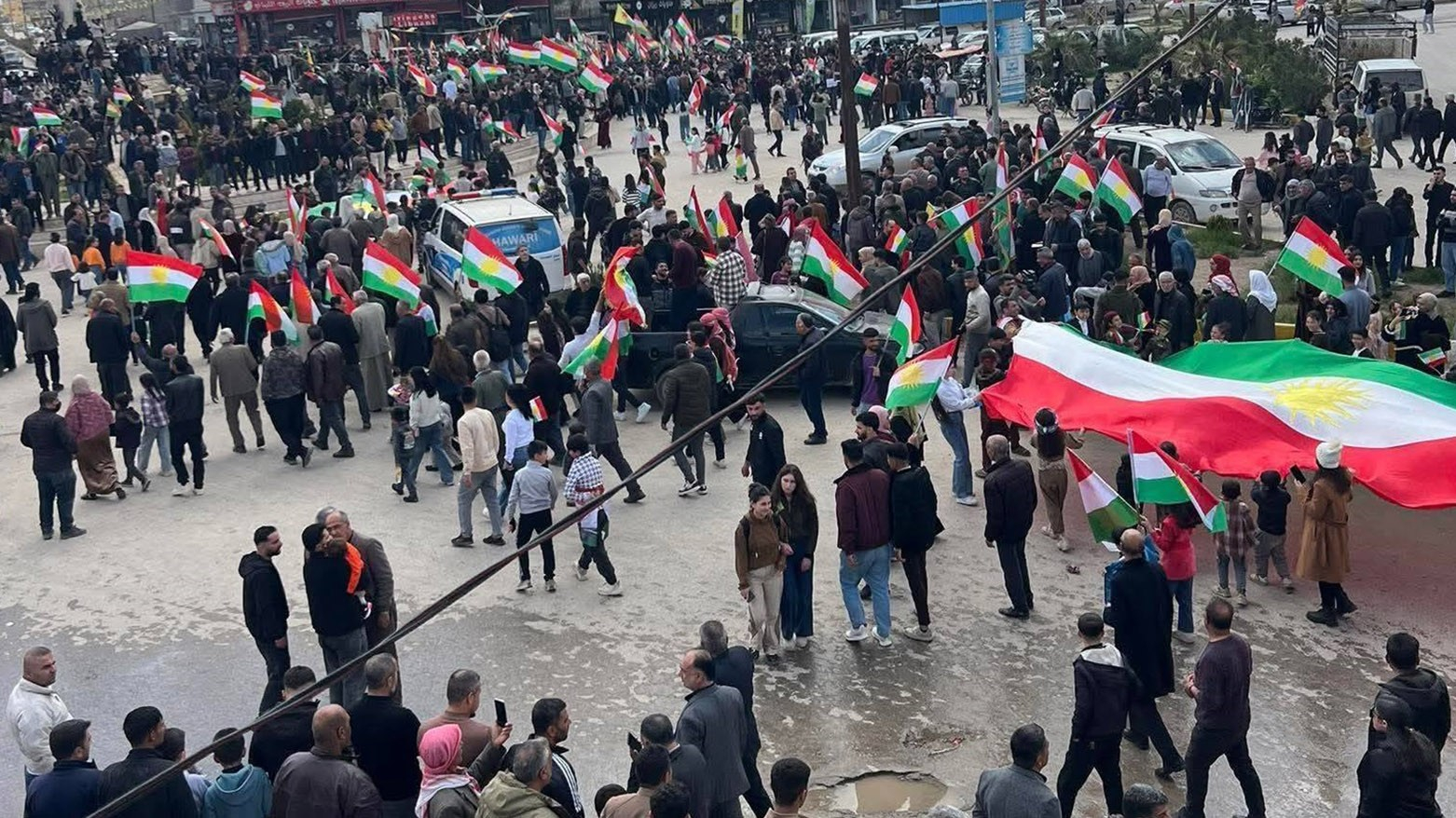Li Kobanê bi hezaran kes ji bo piştgiriya Herêma Kurdistanê û ji bo şermizarkirina êrîşan xwepêşandan kirin