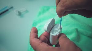 بشكل صحيح وآمن... ما أفضل طريقة لتنظيف سماعات «إيربودز»؟