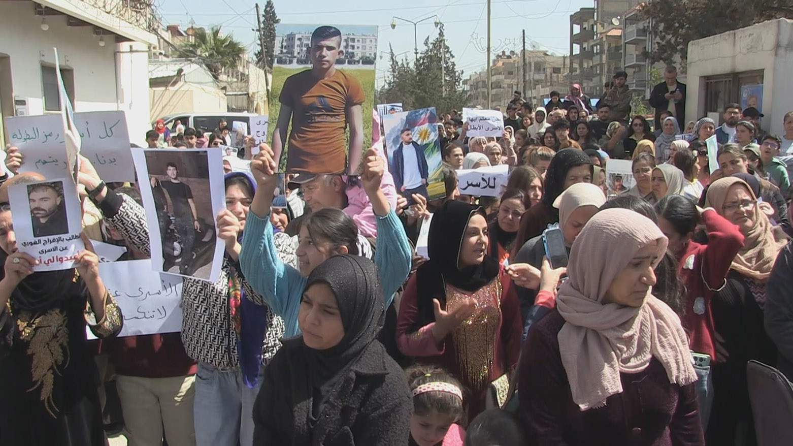 Malbatên dîlgirtiyan li Qamişlo daketin qadan: 'Zarokên me li kû ne?'