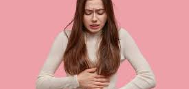 4 أسباب شائعة لآلام المعدة بعد العشاء وطرق تجنبها