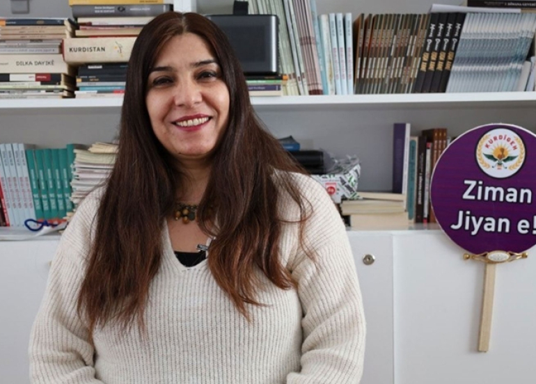 Leyla Çakir: Piştî ku ji mamostetiya Tirkî hat dûrxistin 50 pirtûk wergerandin Kurdî